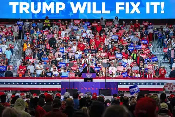 Mantan Presiden Amerika Syarikat dan calon presiden Republikan, Encik Donald Trump, berucap semasa perhimpunan kempen di Atrium Health Amphitheater di Macon, Georgia, pada 3 November.