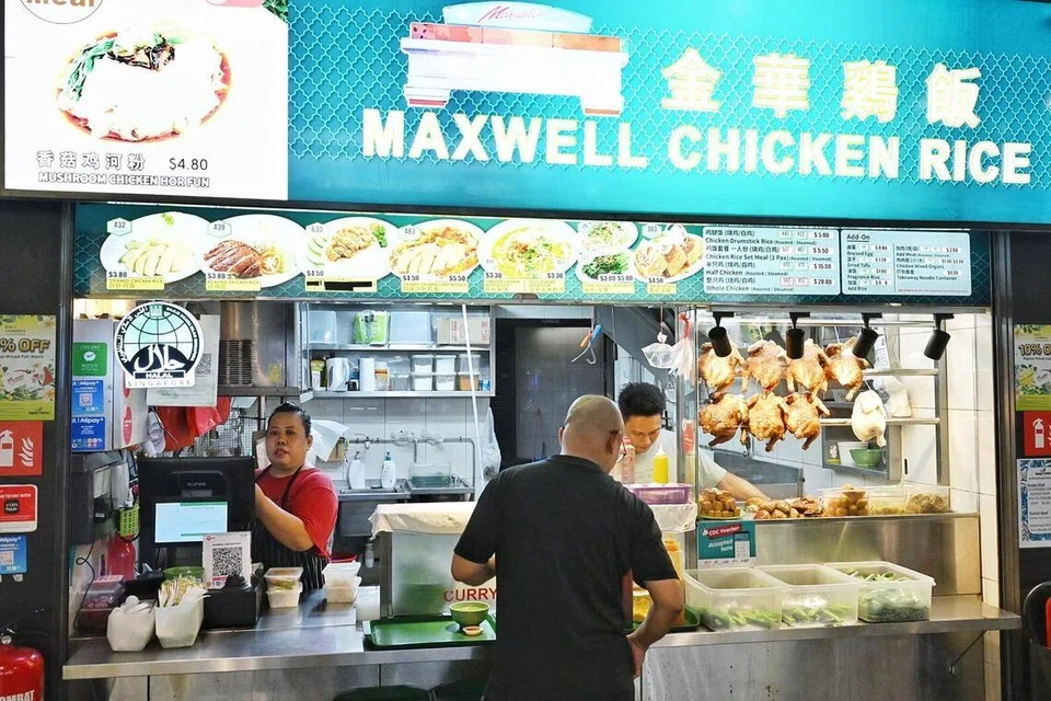 Gerai Maxwell Chicken Rice di Pusat Penjaja Perusahaan Sosial, Pusat Penjaja Bukit Canberra menawarkan aneka hidangan seperti mi kari, nasi ayam panggang, nasi ayam putih, nasi kutlet ayam goreng dan mi sup bagi hidangan sarapan, tengah hari dan malam. 