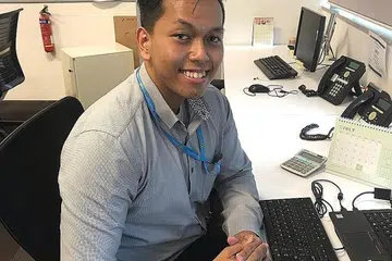 GANJARAN KEKAL BERUSAHA: Walaupun permohonannya ke universiti ditolak beberapa kali, Encik Muhammad Qayyumullah Mohd Taufik tetap berusaha mencari jalan alternatif hingga mencapai keinginannya bekerja dalam industri perbankan. - Foto ihsan MUHAMMAD QAYYUMULLAH MOHD TAUFIK