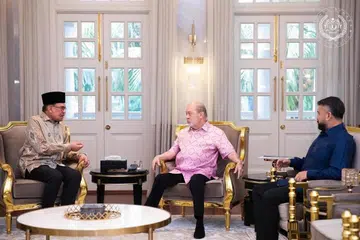 Perdana Menteri Malaysia, Datuk Seri Anwar Ibrahim (kiri), memaklumkan kepada Yang di-Pertuan Agong, Sultan Ibrahim (tengah) mengenai perkembangan terkini isu titah adendum atau perintah tambahan untuk hukuman tahanan rumah mantan Perdana Menteri, Encik Najib Tun Razak,  dalam pertemuan mereka di Istana Pasir Pelangi, Johor.