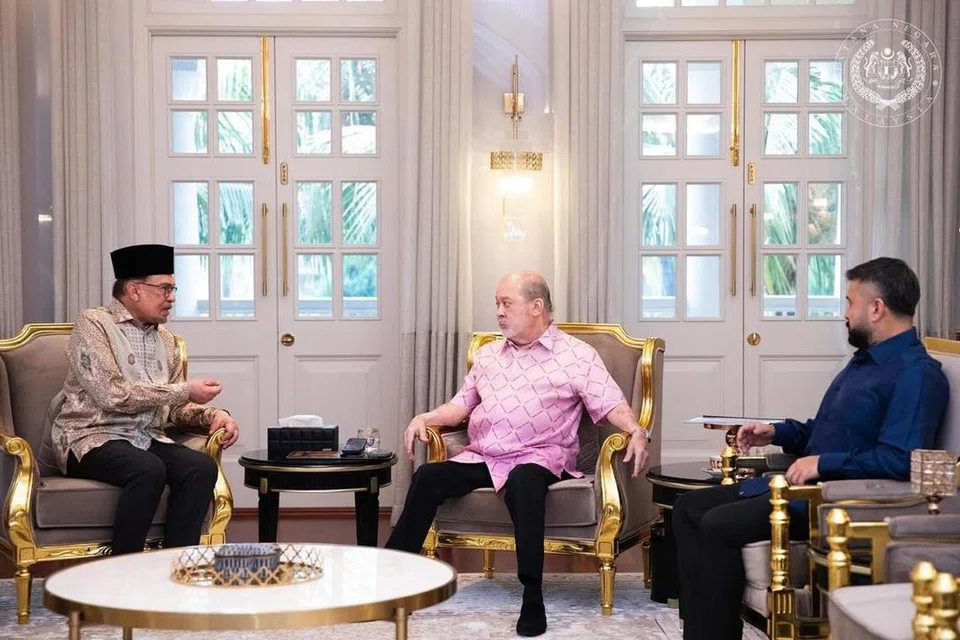Perdana Menteri Malaysia, Datuk Seri Anwar Ibrahim (kiri), memaklumkan kepada Yang di-Pertuan Agong, Sultan Ibrahim (tengah) mengenai perkembangan terkini isu titah adendum atau perintah tambahan untuk hukuman tahanan rumah mantan Perdana Menteri, Encik Najib Tun Razak,  dalam pertemuan mereka di Istana Pasir Pelangi, Johor.