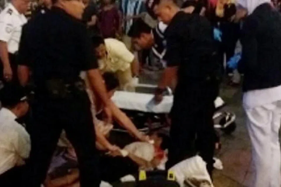 TIDAK TERIMA GAJI: Seorang lelaki warga Myanmar (terbaring) yang dikatakan mengelar lehernya dengan serpihan kaca sedang diberi rawatan. - Foto NSTP