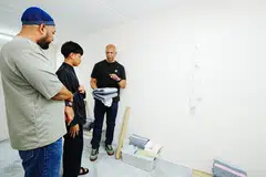 Pengarah Program MCS, Ustaz Md Basir Md Shariff (kanan), berkongsi tentang pengalaman hidup dalam penjara kepada dua pengunjung di pameran penjara yang dikendalikannya di ibu pejabat MCS.