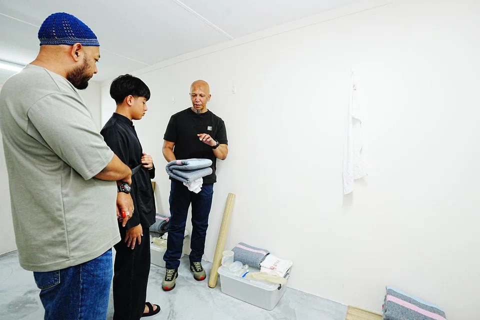 Pengarah Program MCS, Ustaz Md Basir Md Shariff (kanan), berkongsi tentang pengalaman hidup dalam penjara kepada dua pengunjung di pameran penjara yang dikendalikannya di ibu pejabat MCS.