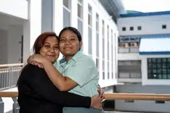 BANGGA PADA ANAK: Cik Farhanah Bakeri amat bangga dan bersyukur dengan kejayaan anak sulungnya, Cinta Nur Fitriyana Rizzuan, yang berjaya meraih 16 markah agregat dalam peperiksaan GCE Peringkat ‘N’ serta rajin bekerja sambilan bagi membantu menyara keluarganya. 