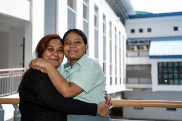 BANGGA PADA ANAK: Cik Farhanah Bakeri amat bangga dan bersyukur dengan kejayaan anak sulungnya, Cinta Nur Fitriyana Rizzuan, yang berjaya meraih 16 markah agregat dalam peperiksaan GCE Peringkat ‘N’ serta rajin bekerja sambilan bagi membantu menyara keluarganya. 