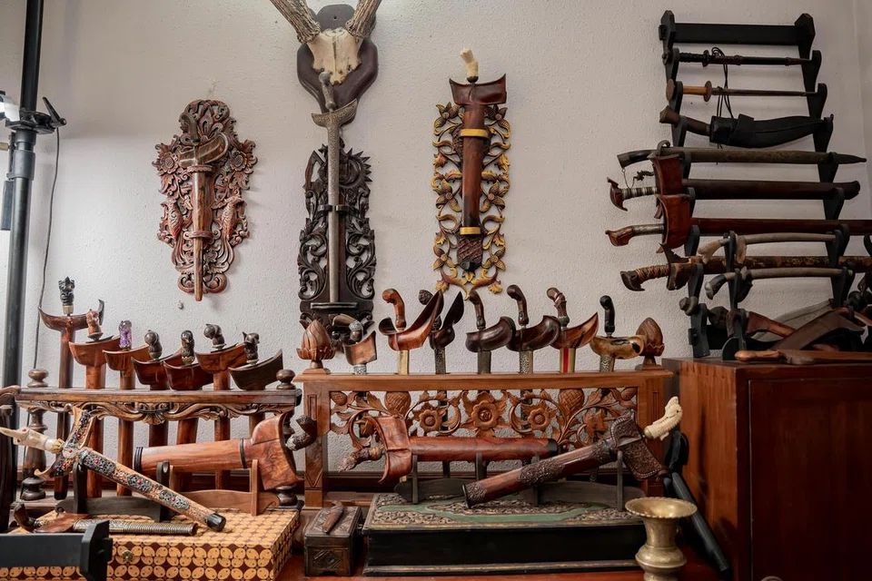 Pemilik Malay Art Gallery (MAG), Encik Adni Aljunied, turut mempamerkan koleksi keris beliau di galeri seni itu.