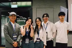 Kumpulan Cravinz semasa hari demonstrasi di Puncak Pengasas Muda  (YFS). Muhammad Arish Dani Muhammad Nazrie (kiri), bersama rakan-rakannya yang lain termasuk (mula dua dari kiri) Nadya Vitalyvevna Zagorodnova, Ly Sing Cheng, Ian Vergar dan Kairi Mohameddan. 