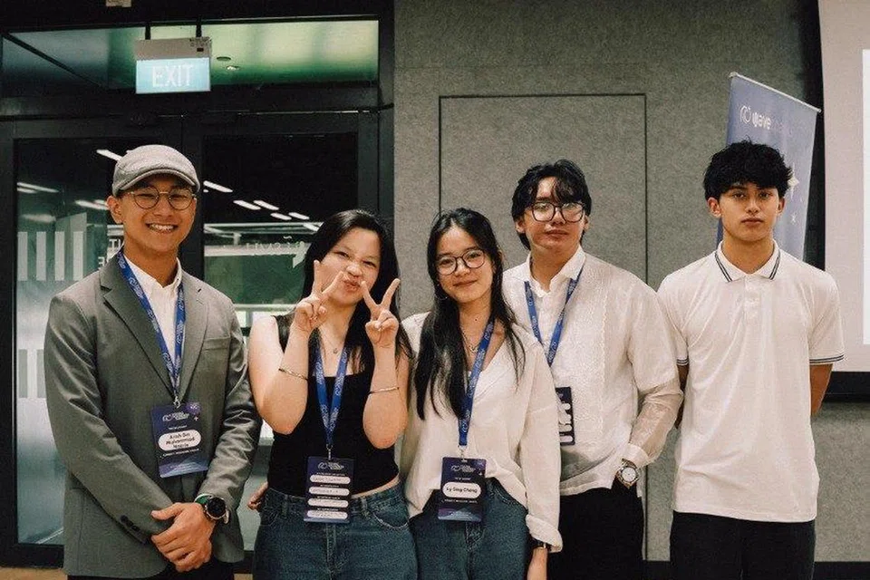 Kumpulan Cravinz semasa hari demonstrasi di Puncak Pengasas Muda  (YFS). Muhammad Arish Dani Muhammad Nazrie (kiri), bersama rakan-rakannya yang lain termasuk (mula dua dari kiri) Nadya Vitalyvevna Zagorodnova, Ly Sing Cheng, Ian Vergar dan Kairi Mohameddan. 