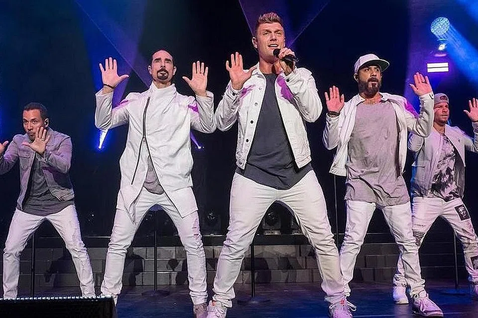 MASIH CETUS FENOMENA: Backstreet Boys - yang dianggotai (dari kiri) Howie Dorough, Kevin Richardson, Nick Carter, AJ McLean dan Brian Littrell - menjelajah dunia, dengan setiap konsert laris ekoran sambutan peminat setia. - Foto ABC 6