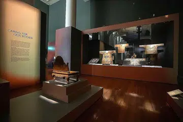 PELBAGAI ARTIFAK, SAMA TUJUAN: Pameran 'Body & Spirit: The Human Body in Thought and Practice' memapar artifak merentas pelbagai agama Asia, seperti Islam, Buddha, Jainisme dan Katolik, yang dikumpulkan mengikut persamaan amalan atau kerohanian mereka. - Foto-foto MUZIUM TAMADUN ASIA. 