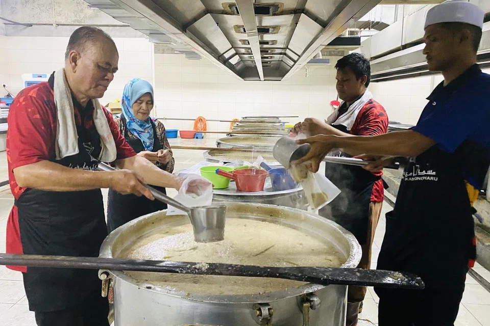 Sebaik bubur lambuk siap dimasak,  petugas dan sukarelawan Masjid Jamek Kampung Baru, Kuala Lumpur, akan membungkus bubur yang telah sejuk untuk diagihkan kepada orang ramai selepas solat Asar sepanjang Ramadan.