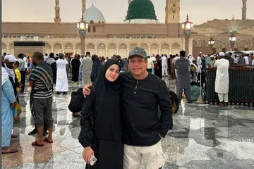 Pelawak, Shuk Sahar, dan isterinya Fara Salleh semasa di Madinah ketika menunaikan umrah baru-baru ini. 