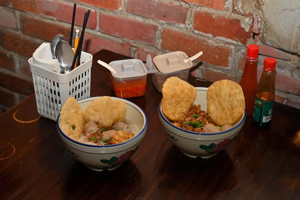 Hidangan Indonesia di Waroeng Anak Indo, bakso dan bakmi.