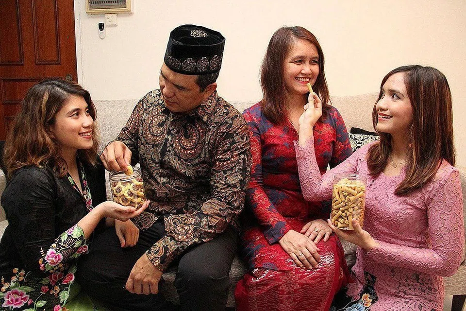 TETAP BERSYUKUR: Walaupun tidak dapat berjumpa saudara-mara pada Lebaran ini, Cik Elfanessia (kiri) bersyukur masih dapat menyambut Syawal dalam suasana intim bersama ibu bapanya, Encik Effendy Ahmad dan Cik Lindasatrya Tajudin, dan adiknya, Cik Novia Estria Effendy. Mereka tinggal serumah dan gambar ini diambil di rumah mereka kelmarin. - Foto ihsan CIK ELFANESSIA