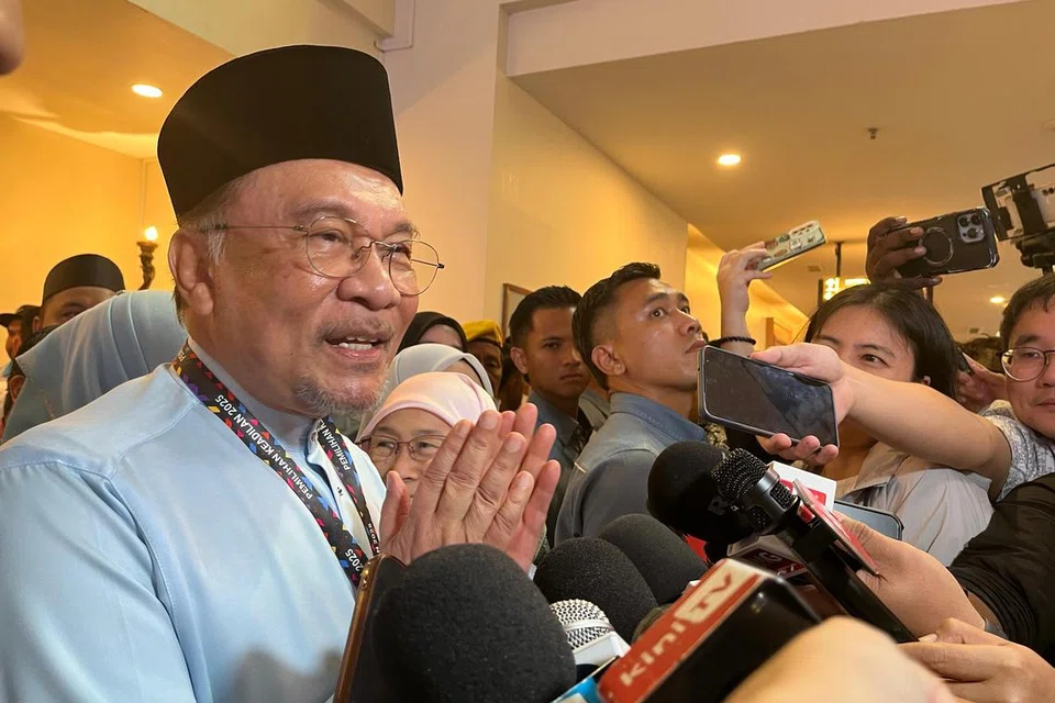 Presiden Parti Keadilan Rakyat (PKR), Datuk Seri Anwar Ibrahim, ketika ditemui media usai mengundi untuk pemilihan parti itu bagi sesi 2025-2028, di Hotel Berjaya Waterfront, Johor Bahru, pada 12.30 tengah hari, 23 Mei.