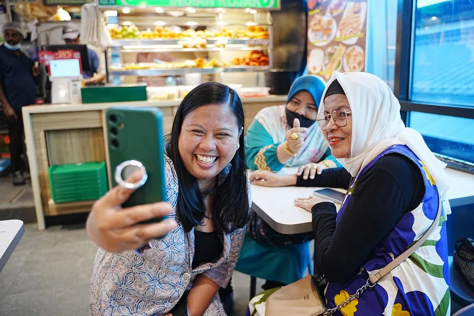 Anggota Parlimen GRC Sembawang, Cik Mariam Jaafar, beramah mesra dengan penduduk yang ditemuinya di Cantine Corner by Kopitiam di 678A Woodlands Avenue 6.