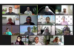 INGIN BENTUK MASYARAKAT ISLAM CEMERLANG: Asatizah yang menyertai sesi dialog itu juga telah mengemukakan keinginan mereka untuk pertingkat sumbangan demi bentuk masyarakat Melayu/Islam yang lebih baik. Dialog tersebut juga telah disertai editor Berita Harian/Berita Minggu, Encik Saat A. Rahman (barisan kedua dari atas, dua dari kiri); Dr Faishal (barisan kedua dari atas, kanan) dan Encik Zhulkarnain (barisan bawah, tengah). - Foto BH