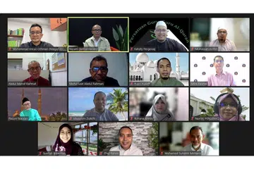 INGIN BENTUK MASYARAKAT ISLAM CEMERLANG: Asatizah yang menyertai sesi dialog itu juga telah mengemukakan keinginan mereka untuk pertingkat sumbangan demi bentuk masyarakat Melayu/Islam yang lebih baik. Dialog tersebut juga telah disertai editor Berita Harian/Berita Minggu, Encik Saat A. Rahman (barisan kedua dari atas, dua dari kiri); Dr Faishal (barisan kedua dari atas, kanan) dan Encik Zhulkarnain (barisan bawah, tengah). - Foto BH