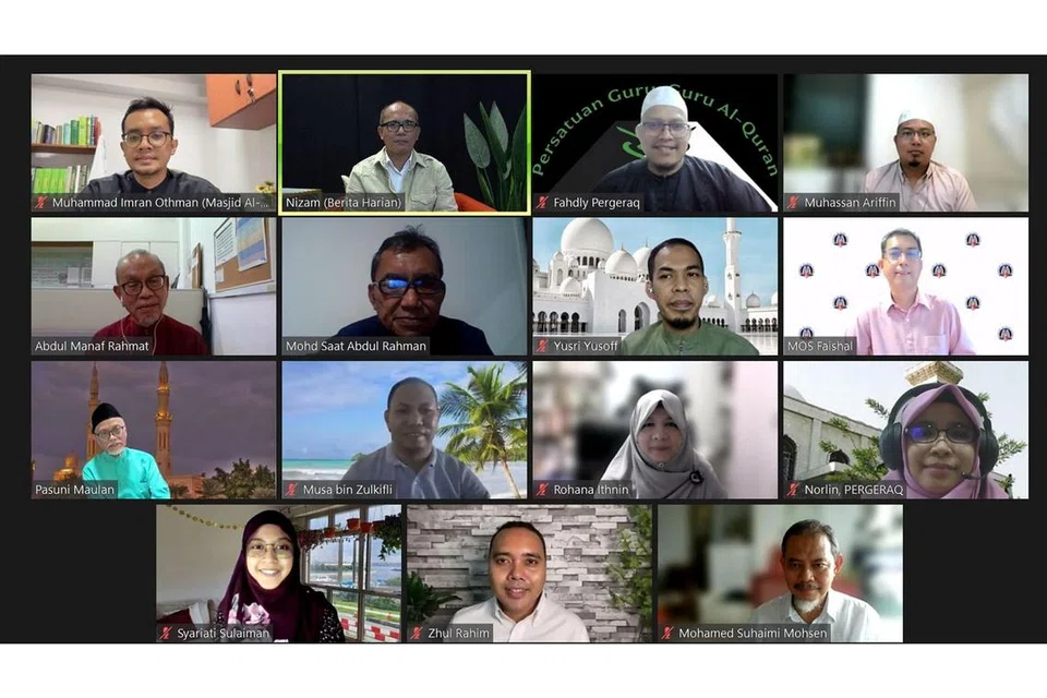 INGIN BENTUK MASYARAKAT ISLAM CEMERLANG: Asatizah yang menyertai sesi dialog itu juga telah mengemukakan keinginan mereka untuk pertingkat sumbangan demi bentuk masyarakat Melayu/Islam yang lebih baik. Dialog tersebut juga telah disertai editor Berita Harian/Berita Minggu, Encik Saat A. Rahman (barisan kedua dari atas, dua dari kiri); Dr Faishal (barisan kedua dari atas, kanan) dan Encik Zhulkarnain (barisan bawah, tengah). - Foto BH