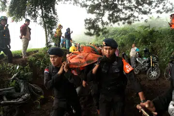 LETUSAN MAUT: Pegawai polis mengusung jenazah mangsa letusan Gunung Marapi, di Nagari Batu Plano, Agam, wilayah Sumatera Barat, Indonesia, pada 5 Disember. Gunung berapi di Sumatera Barat ini meletus pada 3 Disember dan sejauh ini telah meragut 23 nyawa pendaki. 