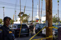 Anggota polis San Diego menutup laluan masuk ke Pusat Islam San Diego susulan insiden tembakan di selatan California pada 18 Mei 2026. Serangan di kompleks masjid terbesar di San Diego itu mengorbankan tiga orang, manakala dua suspek remaja kemudian ditemui mati di dalam sebuah kereta akibat dipercayai tembakan sendiri, menurut polis.