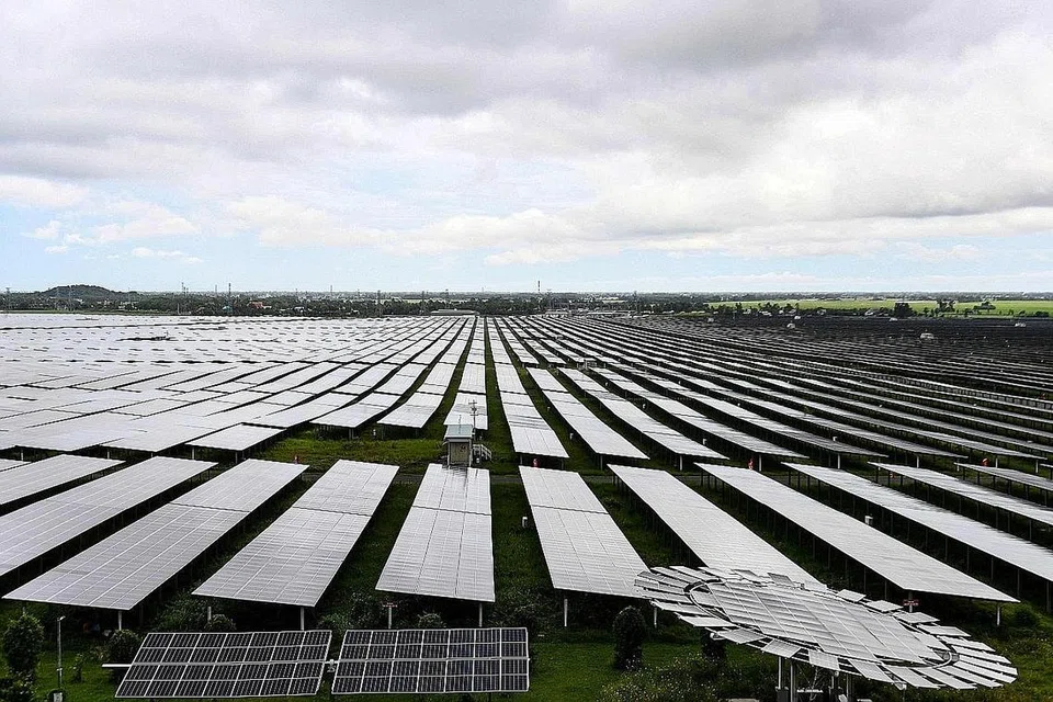 BEKALAN TENAGA BERSIH: Loji penjanaan tenaga suria (gambar atas) di Sao Mai, wilayah An Giang, adalah di antara contoh yang menunjukkan meningkatnya penggunaan tenaga suria di Vietnam tetapi negara yang pesat membangun itu masih berdepan dengan penggunaan meluas arang batu, seperti loji janakuasa O Mon di bandar Can Tho, yang dianggap dunia sebagai bekalan tenaga "kotor" yang menjejas alam sekitar. - Foto-foto AFP