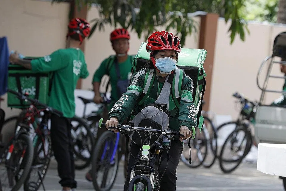 TIDAK DIBENARKAN: Aktiviti bazar Ramadan tidak akan dibenarkan seluruh Malaysia selagi tempoh perintah kawalan pergerakan (PKP) berjalan. Selangor mengumumkan satu platform digital yang dinamakan e-Bazar Ramadan Selangor Grab (gambar atas) sebagai ganti. - Foto fail