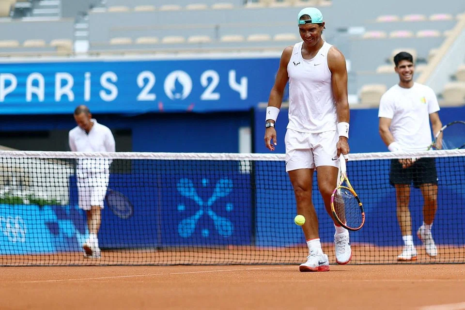 Rafael Nadal dan Carlos Alcaraz (kanan). Besar kemungkinan, Olimpik di Paris ini adalah yang terakhir buat Rafael Nadal.
