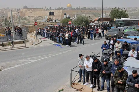 Umat ​​Islam Palestin menunaikan solat Jumaat di kejiranan Ras al-Amuddi di Baitulmakdis, pada 3 April 2026, berlatarbelakangkan Kubah As-Sakhrah. Pekarangan Masjid Al-Aqsa masih ditutup sejak perang Amerika Syarikat-Israel dengan Iran bermula pada 28 Februari.