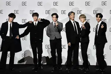 KUMPULAN TAHUN INI: Kumpulan BTS dari Korea Selatan membawa pulang trofi Kumpulan Tahun Ini sekali gus memecahkan rekod keempat berturut-turut. - Foto-foto AFP