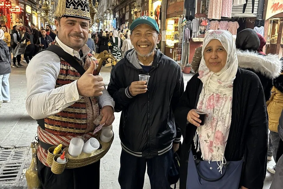 Peniaga di Souq Hamidiyah melayan mesra ibu bapa mentua penulis, Encik Mohamad Najeeb Jarhom dan Cik Sharifah Rohaiya.