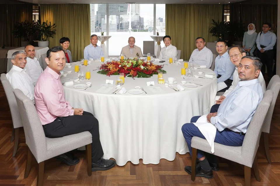 Timbalan Perdana Menteri, Encik Lawrence Wong (lima dari kanan), menjadi hos kepada Yang di-Pertuan Agong Malaysia, Sultan Ibrahim (tengah), semasa satu majlis sarapan di The Fullerton Hotel Singapura pada 7 Mei. Turut hadir termasuk Menteri Negara Kanan (Pertahanan merangkap Tenaga Manusia), Encik Zaqy Mohamad (kiri); Menteri Kedua (Kewangan merangkap Pembangunan Negara), ik Indranee Rajah (empat dari kiri); Menteri Ehwal Luar, Dr Vivian Balakrishnan (lima dari kiri); Menteri Pembangunan Negara, Encik Desmond Lee (tiga dari kanan) dan Menteri Tenaga Manusia, Dr Tan See Leng (dua dari kanan).