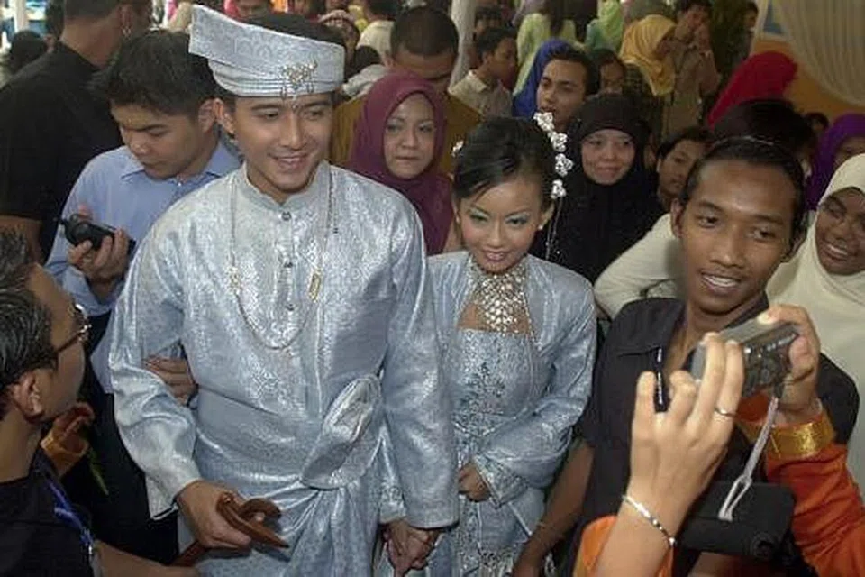 MERIAH: Majlis persandingan aktor Aaron Aziz dengan Diyana Halik yang diadakan di Pasir Ris turut diserbu peminat. - Foto fail THE STRAITS TIMES