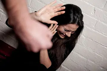 HENTIKAN KEGANASAN: Mangsa keganasan domestik digesa supaya mendapatkan bantuan dan elak daripada berdiam diri. - Foto hiasan ISTOCK