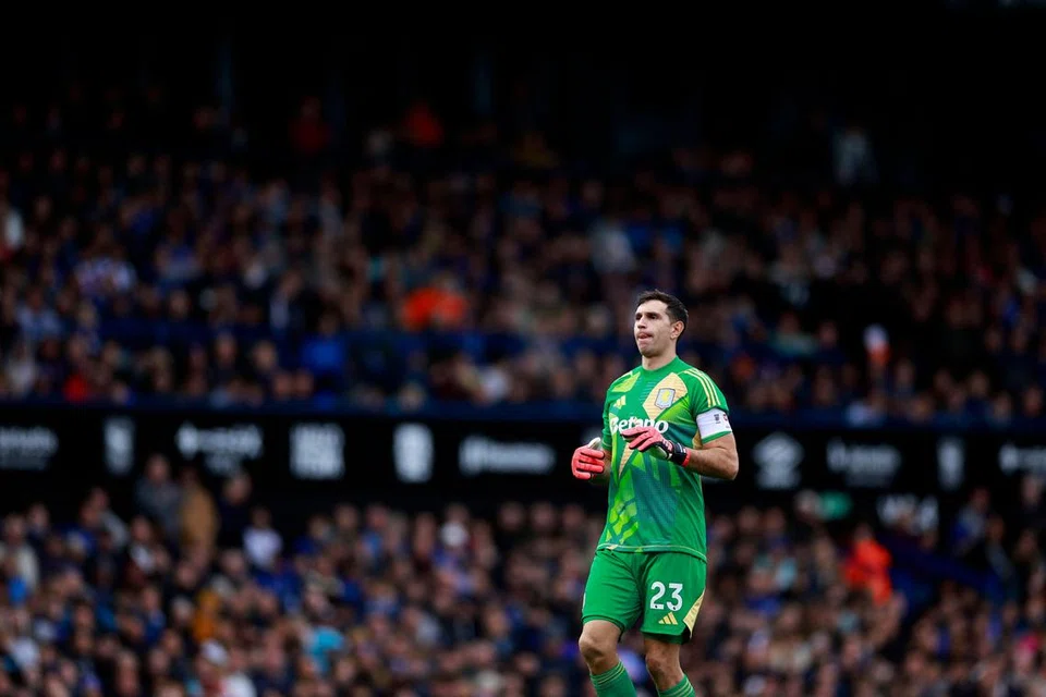Penjaga gawang Emiliano Martinez tidak mampu membuat kesilapan semasa berhadapan para pemain Manchester United pada 6 Oktober ini, seperti yang dilakukannya ketika pasukan itu seri 2-2 dengan Ipswich. 