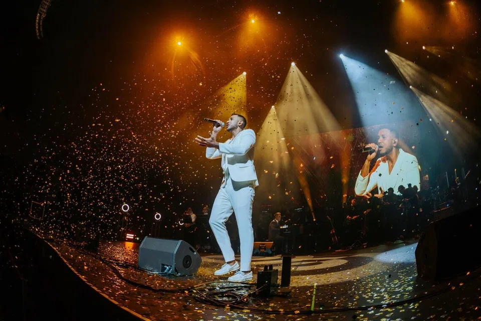 Juara ‘Singapore Idol’ pertama, Taufik Batisah menyanyikan lagu ikoniknya ‘I Dream’ dan ‘Usah Lepaskan’ pada kemuncak konsert solonya dengan ramai peminat memberikan tepukan gemuruh. 