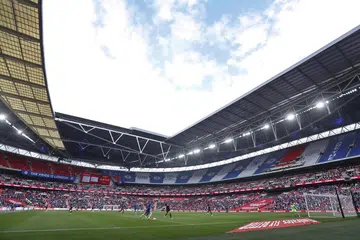 PENYOKONG: Dua kelab yang bersaing untuk layak ke liga bola sepak utama England merayu pihak berkuasa membenarkan lebih ramai penyokong bagi perlawanan play-off Liga Kejuaraan di Stadium Wembley, London Sabtu ini. - Foto EPA-EFE