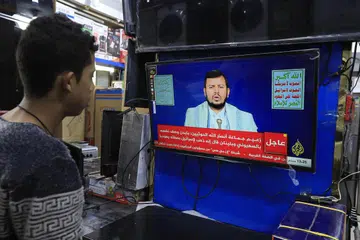 TERUSKAN SERANGAN:  Pemimpin kanan Houthi, Encik Abdul-Malik al-Houthi, menyampaikan ucapan menerusi televisyen bahawa kumpulannya akan meneruskan serangan ke atas kapal dagang yang ada kaitan dengan Israel sehari selepas Amerika Syarikat menyenaraikan kumpulan pemberontak itu sebagai pengganas.