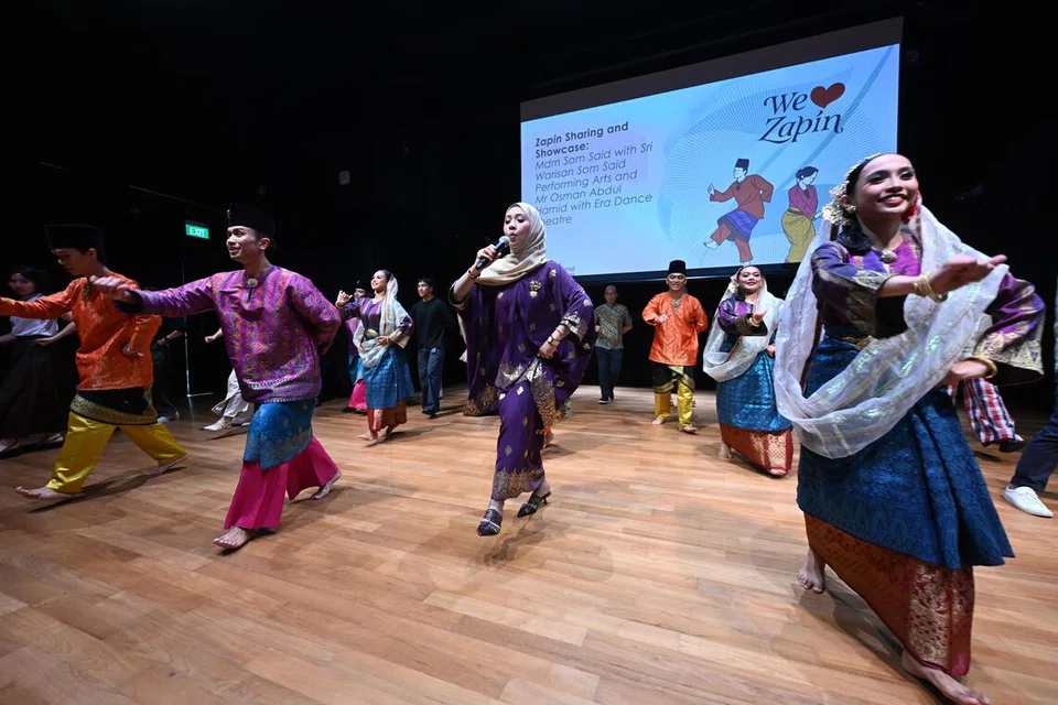 Pengarah Kreatif Sri Warisan Som Said Performing Arts, Cik Marina Yusoff (dua dari kanan), bersama penari dari Sri Warisan Som Said Performing Arts dan Era Dance Theatre mengajar rutin tarian zapin asas kepada media di Taman Warisan Melayu pada 24 September.