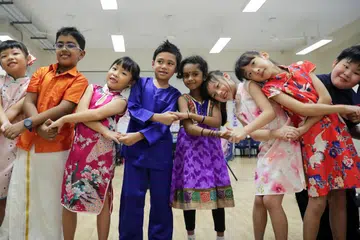 SALING MENGHORMATI: Warga Singapura daripada semua kaum dapat hidup bersama secara harmoni kerana terdapat sikap saling mempercayai dan bertolak ansur antara mereka tanpa perbalahan atau paksaan. Foto dirakam di Sekolah Rendah Westwood ketika meraikan Hari Keharmonian Kaum. 