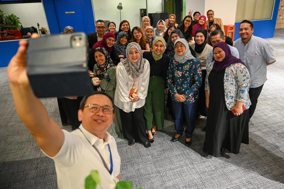 SWAFOTO BERSAMA: Kakitangan BH bergambar dengan Puan Halimah sebelum beliau meninggalkan bilik berita. 