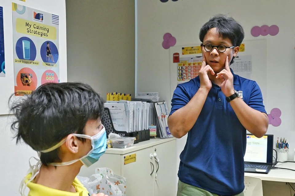 Guru pendidikan khas di My Inspiring Journey (MIJ) Hub, Encik Muhammad Shazwan Hakim Mohd Karimin, membimbing pelajarnya dalam kemahiran sosial, komunikasi, latihan jasmani dan vokasional bagi membantu mereka berdikari.