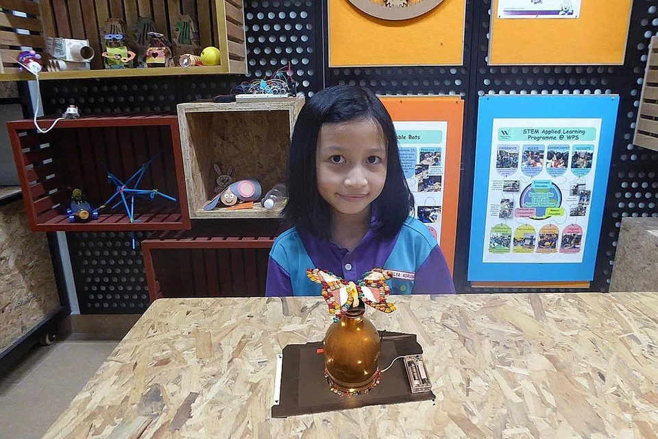 MENGEMBANG SAYAP: Menurut Alya permainan rama-rama ini dapat digunakan untuk merangsang proses pembelajaran seorang bayi apabila mereka memutar permainan itu untuk membuatnya bergerak. - Foto PUSAT SAINS SINGAPURA