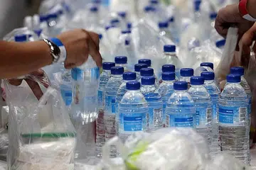 PEMULIHARAAN ALAM SEKITAR: Satu siri pameran bergerak, yang menggalak pengguna memakai beg yang boleh digunakan semula, akan diadakan di 16 cawangan pasar raya. Ia akan berlangsung dari 15 Disember ini hingga 3 Februari tahun depan. - Foto fail