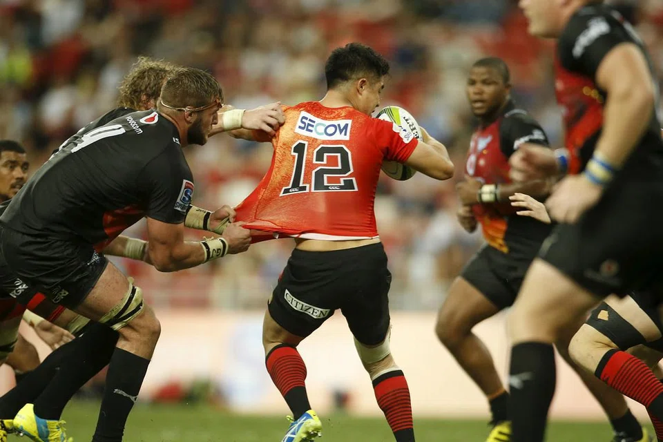 MANA NAK LARI?: Pemain Sunwolves, Yu Tamura (tengah), dikerumuni pemain pasukan Bulls. - Foto REUTERS