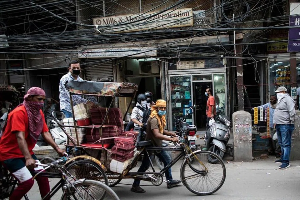 Sekatan di India akan dilaksanakan mulai 8 Jun tetapi beberapa pakar bimbang ia terlalu awal. 