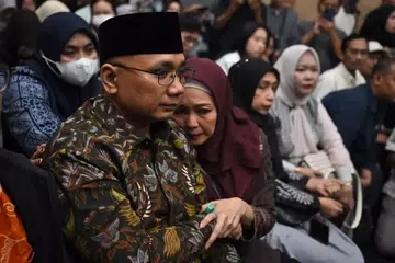 Bekas Menteri Agama Indonesia, Encik Yaqut Cholil Qoumas (kiri), ditemani isterinya, Cik Eny Retno, ketika menghadiri perbicaraan kes rasuah berkaitan pengagihan kuota tambahan haji di Mahkamah Daerah Jakarta Pusat pada 11 Ogos. Encik Yaqut menafikan menerima AS$271,500 daripada syarikat pelancongan haji seperti didakwa pihak pendakwa.
