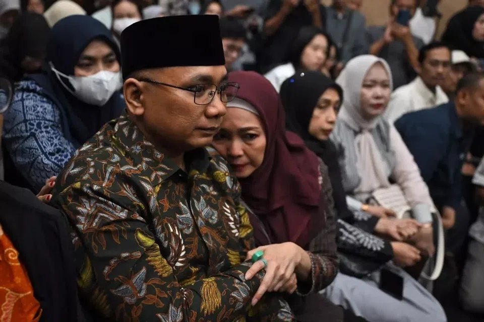Bekas Menteri Agama Indonesia, Encik Yaqut Cholil Qoumas (kiri), ditemani isterinya, Cik Eny Retno, ketika menghadiri perbicaraan kes rasuah berkaitan pengagihan kuota tambahan haji di Mahkamah Daerah Jakarta Pusat pada 11 Ogos. Encik Yaqut menafikan menerima AS$271,500 daripada syarikat pelancongan haji seperti didakwa pihak pendakwa.