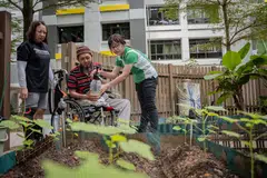 (Dari kiri) Pemimpin akar umbi bagi Admiralty Zone 4, Cik Stephanie Lim, Encik Shariff Hamde dan ahli terapi pekerjaan kanan daripada Hospital Ren Ci, Cik Priscilla Chng, bertemu sekali setiap minggu untuk berkebun di Woodlands Drive 16.